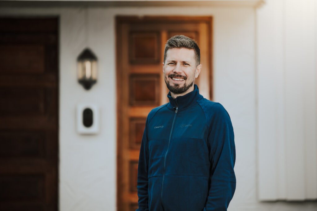 Ladespesialt Fredrik Hegland i Zaptec kan elbillading. Foto: Siri Sverdrup