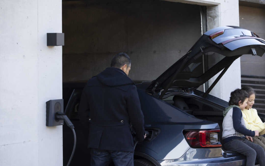 Halvparten av norske elbileiere sier de sparer penger ved å smartlade elbilen sin: Så enkelt kommer du i gang med smartlading