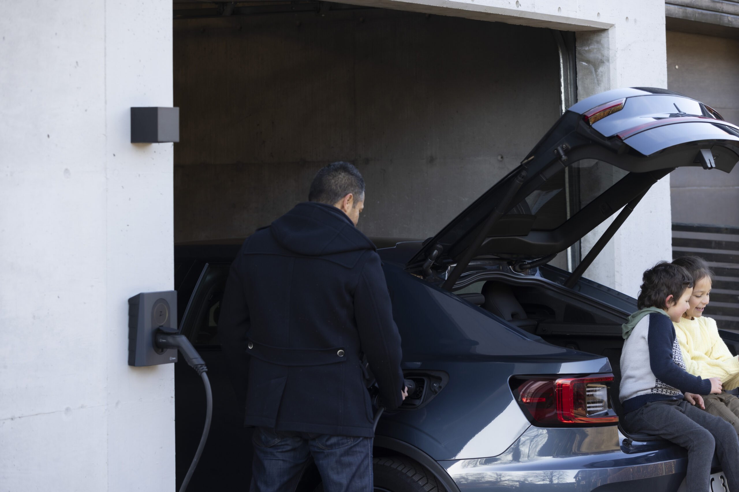 Halvparten av norske elbileiere sier de sparer penger ved å smartlade elbilen sin: Så enkelt kommer du i gang med smartlading