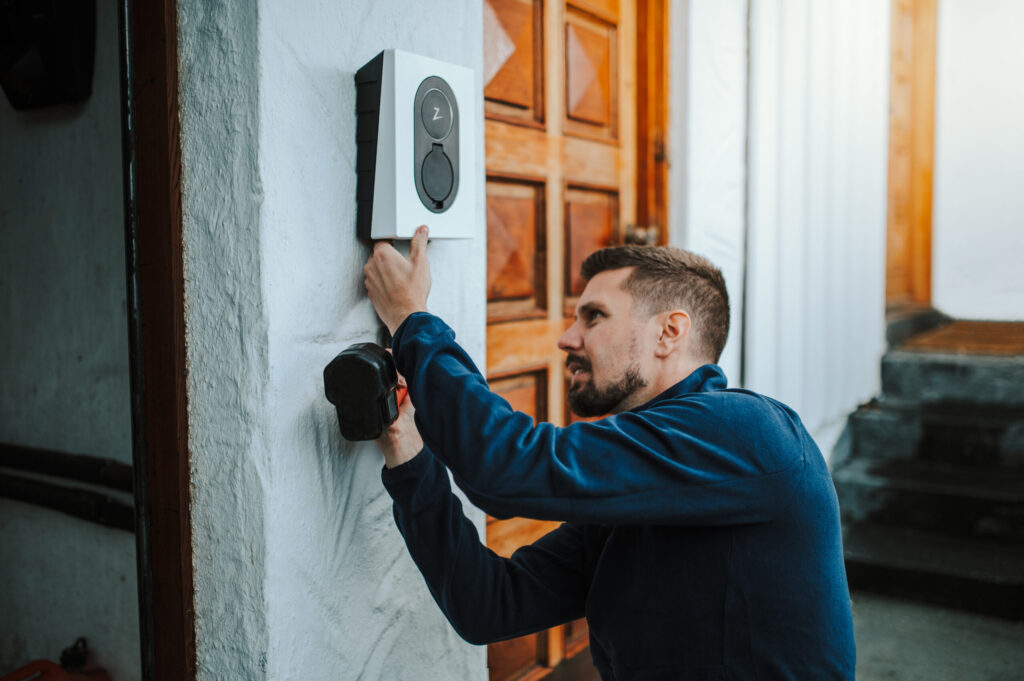 Ein Mann installiert eine Wallbox